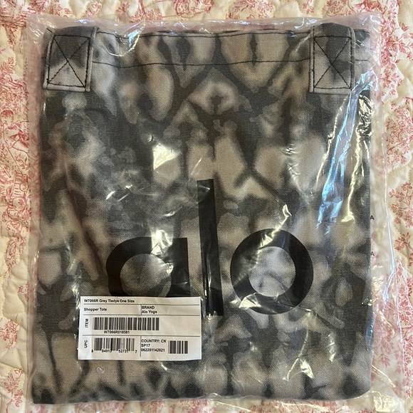 NWT ALO yoga Grey Tie dye shopper tote - Picture 2 of 16